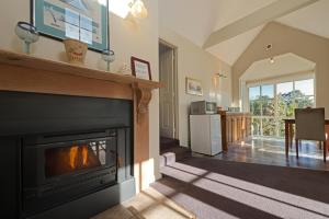 CRABTREE RIVERFRONT COTTAGES 2 cottages EMILY & ELIZA COTTAGES Beautiful riverfront peaceful location RELAX & ENJOY