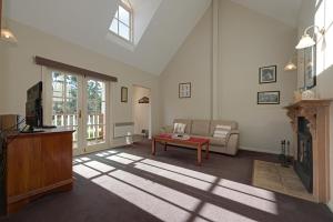 CRABTREE RIVERFRONT COTTAGES 2 cottages EMILY & ELIZA COTTAGES Beautiful riverfront peaceful location RELAX & ENJOY