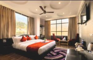 Hotel Holiday Hill, Near Mall Road, Mcleodganj# parking#Restaurant
