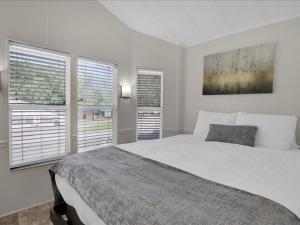 Luxury 2BR Model Home with Mountain Views