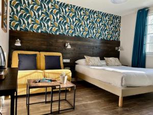 Hotels LOGIS Hotel St Sylvestre : Grande Chambre Double 