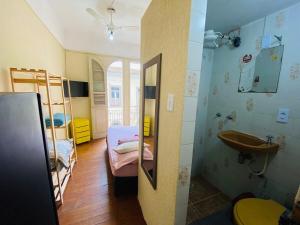 Small simple single suite 305