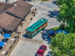 2BR Retreat with Stunning Mountain Views - Conner Heights