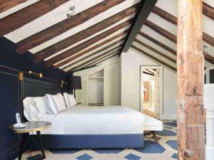 Fabulofts Junior Suite room in Only YOU Boutique Hotel Madrid