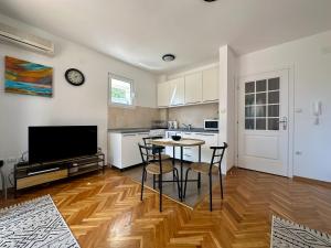 Forest Window 1 Petrovac