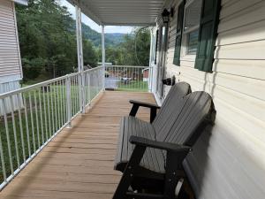 2BR Retreat with Mountain Views