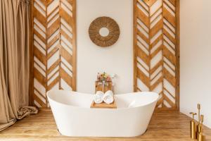 Homestay CHẤT- Train Street View - Private Self-check-in Apartment