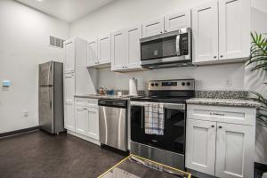 CozySuites Stunning 1BR in Downtown Pitts #21