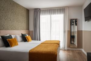 Family Room room in House by Pillow