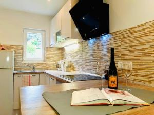 Apartment in Supetarska Draga with sea view, balcony, air conditioning, WiFi 4325-3