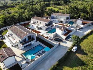Villa Istra Relax Smaragd for 8 people with heated pool & pet friendly only 800 m from the beach
