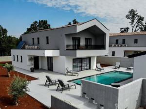 Villa Istra Relax Smaragd for 8 people with heated pool & pet friendly only 800 m from the beach