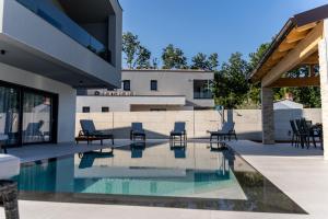 Villa Istra Relax Smaragd for 8 people with heated pool & pet friendly only 800 m from the beach