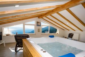 Villa Ivetta for 10 people near Opatija with sea view & children playground