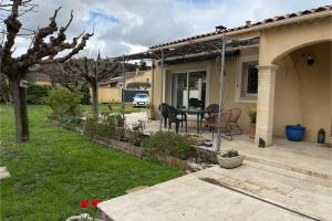 Maisons de vacances Air-Conditioned House with Private Garden in Le Thor pets are welcome : photos des chambres