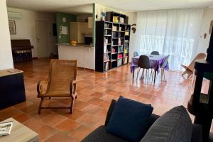 Maisons de vacances Air-Conditioned House with Private Garden in Le Thor pets are welcome : photos des chambres