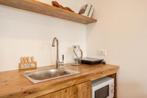 Train Street View- Amber-Touched & Private Self-check-in Apartment