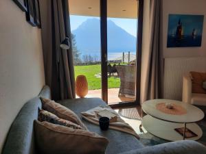 Inspiration - zwei Terrassen mit Seeblick und Garten