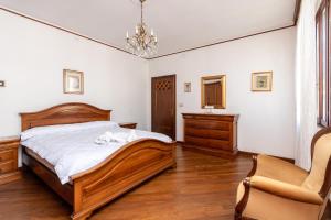 GuestHost - Andrea House With Parking