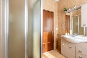 GuestHost - Andrea House With Parking