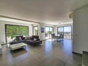 Villas New villa in Le Castellet with pool Superb view Villa neuve au Castellet avec piscine et superbe vue : photos des chambres