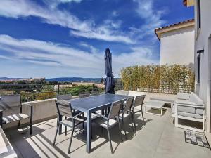 Villas New villa in Le Castellet with pool Superb view Villa neuve au Castellet avec piscine et superbe vue : photos des chambres