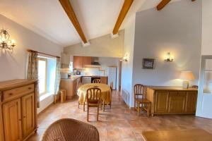 Appartements 04B9 Beautiful T3 in the heart of lavender - pool : photos des chambres