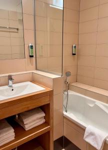 Hotels Logis Hotel Restaurant Du Labrador : Chambre Familiale