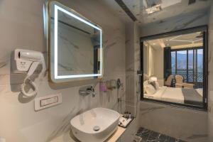 Alivaa Hotel, McLeodganj With Best Dhauladhar View & Infinity Pool Sky Garden