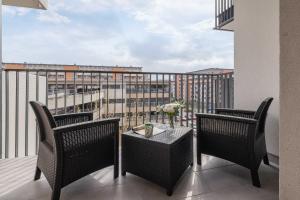 Nowoczesny Apartament w Krakowie z Klimatyzowanym Salonem Dwa Miejsca Postojowe by Noclegi Renters