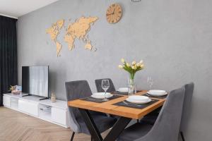 Nowoczesny Apartament w Krakowie z Klimatyzowanym Salonem Dwa Miejsca Postojowe by Noclegi Renters