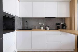 Nowoczesny Apartament w Krakowie z Klimatyzowanym Salonem Dwa Miejsca Postojowe by Noclegi Renters