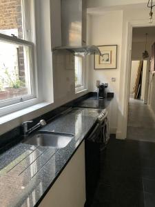 Modern Camden Flat 2BR, 3 Baths & Lovely Private Garden