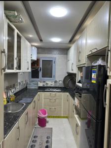 شقه فندقيه للإيجار اليومي والشهري للأسر والشباب الملتزم في شارع شهاب الرئيسي