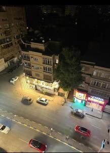 شقه فندقيه للإيجار اليومي والشهري للأسر والشباب الملتزم في شارع شهاب الرئيسي