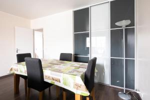 Appartements Emile Zola Asniere - KP -Spacious apt for 6 with porch Asniere sur Seine : photos des chambres