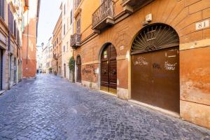 Romantic Refuge in Piazza Navona