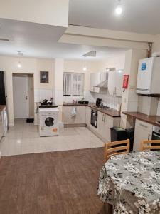 Large single Room with WC in Hounslow Town Centre