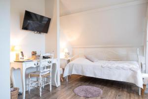Hotels Logis hotel-restaurant les collines 59 route des cretes : Chambre Triple