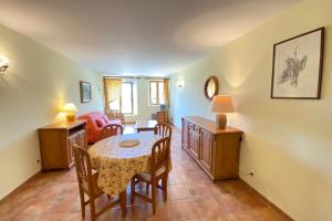 Appartements 04B5 Beautiful studio in a mas provencal - pool : photos des chambres