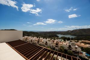 Modern penthouse with two terraces, jacuzzi and sea, lake and mountain views, in Almazara Hills