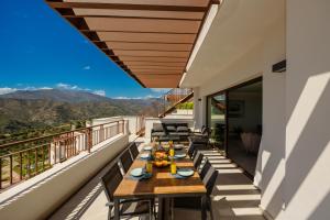 Modern penthouse with two terraces, jacuzzi and sea, lake and mountain views, in Almazara Hills