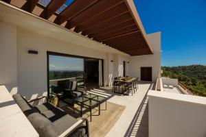 Modern penthouse with two terraces, jacuzzi and sea, lake and mountain views, in Almazara Hills