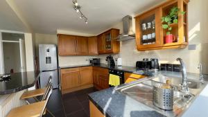 Cosy 3 Bedrooms,2 Baths, Free Parking by Unlock Rentals