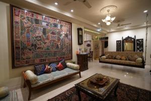 Sam's Apt- Majestic 3BHK, Prabhat Rd, Deccan