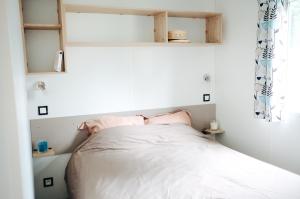 Campings Mobil Home XXL 4 chambres - Camping La Hallerais : photos des chambres