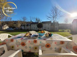 Appartements La Maison Bleue, village vacances, piscine, parking : photos des chambres