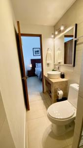 Modern Central 1 Bedroom Guesthouse -Bikes - Huge Patio - Gym - Pickleball Court