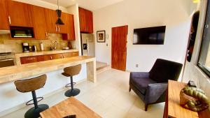 Modern Central 1 Bedroom Guesthouse -Bikes - Huge Patio - Gym - Pickleball Court