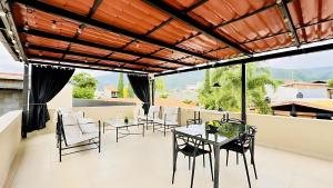 Modern Central 1 Bedroom Guesthouse -Bikes - Huge Patio - Gym - Pickleball Court